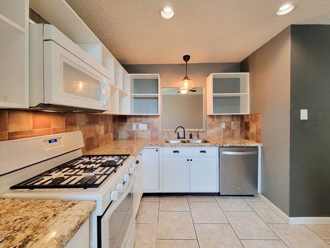 Building Photo - 14407 Sun Harbor Dr