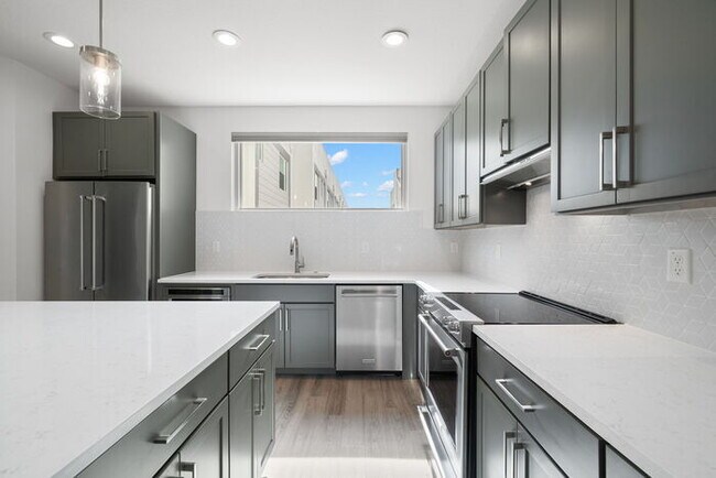 Building Photo - BEAUTIFUL Town Home For Rent in Downtown S...