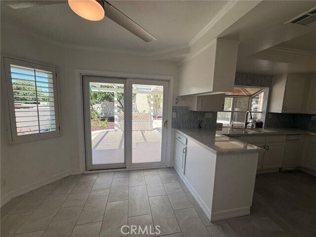 Building Photo - 860 Calle del Sol