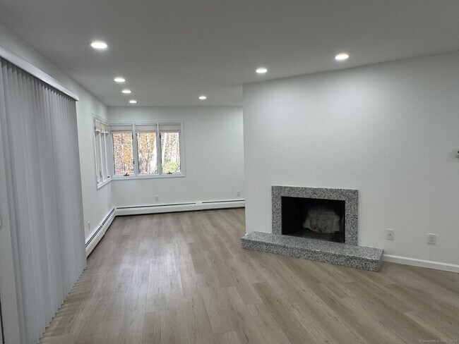 Building Photo - 4 Earls Ct