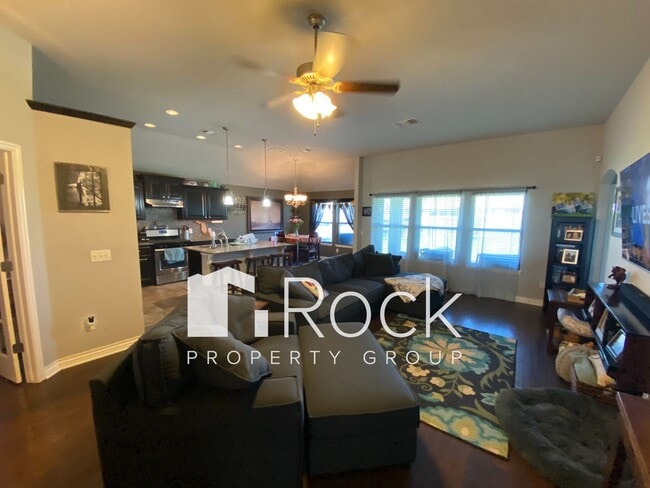 Building Photo - Beautiful 3 Bedroom Home with a Study in W...