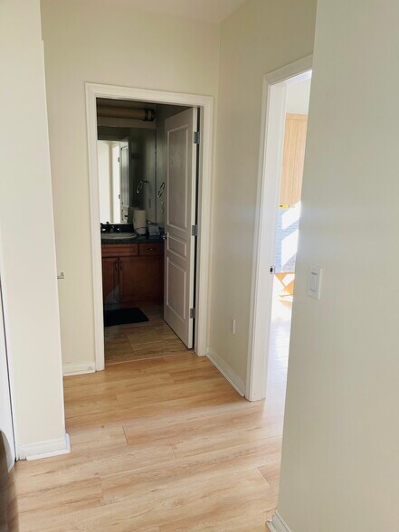 Building Photo - 555 Front St