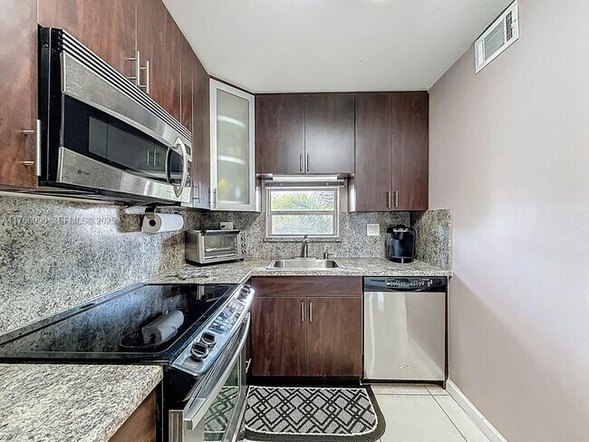 Building Photo - 9411 N Hollybrook Lake Dr