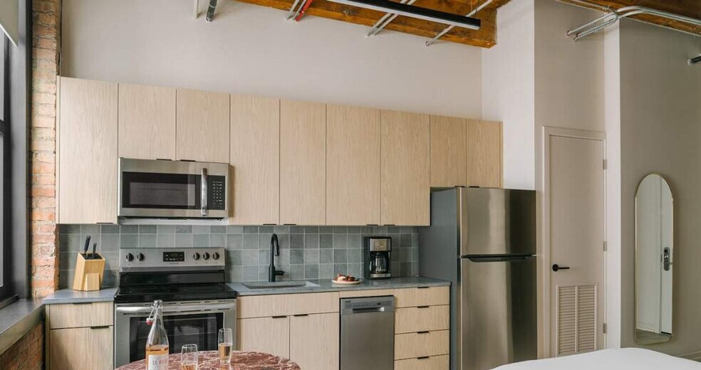 Building Photo - 555 W Jackson Blvd