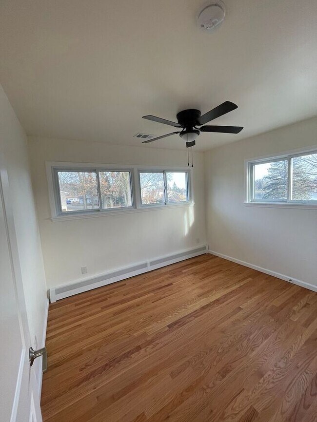 Building Photo - Charming 3-Bedroom Home with Finished Basement in Waterford Township