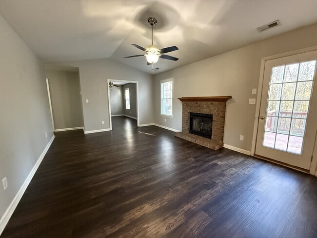 Building Photo - Charming 3-Bed, 2-Bath Home-106 Skipping Stone Lane