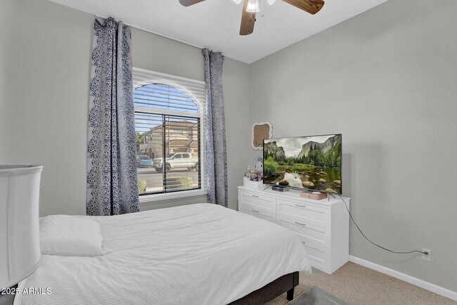 Building Photo - 10226 E Lakeview Ave