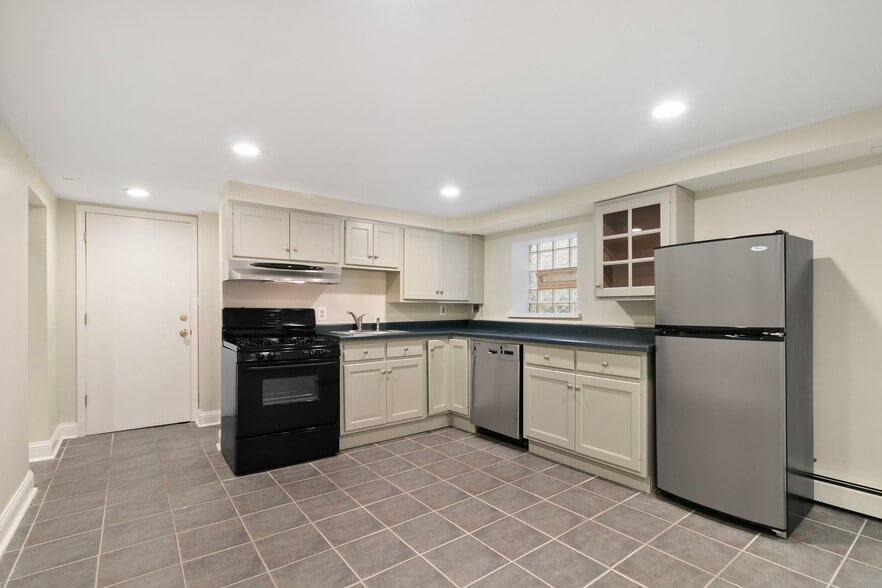 basement kitchen - 1031 Wesley Ave