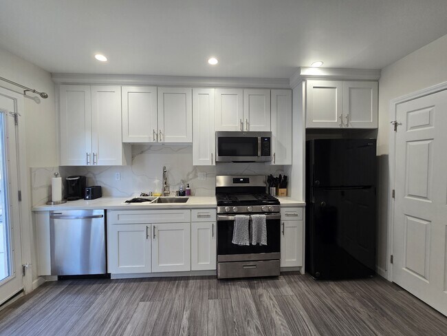 Full kitchen - 14921 Kittridge St