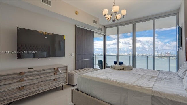 Building Photo - 2020 N Bayshore Dr