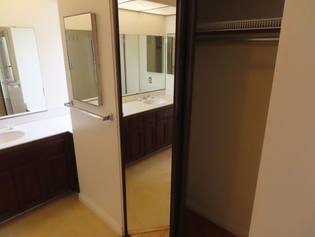 Building Photo - Three Bedroom Townhome with Two-Car Garage