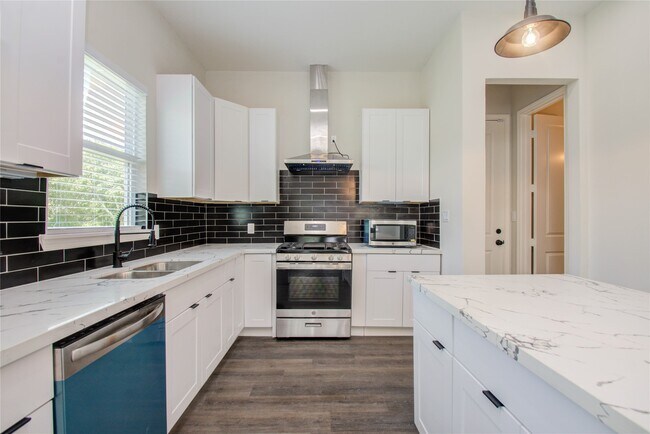 Building Photo - 4916 Sunbeam St