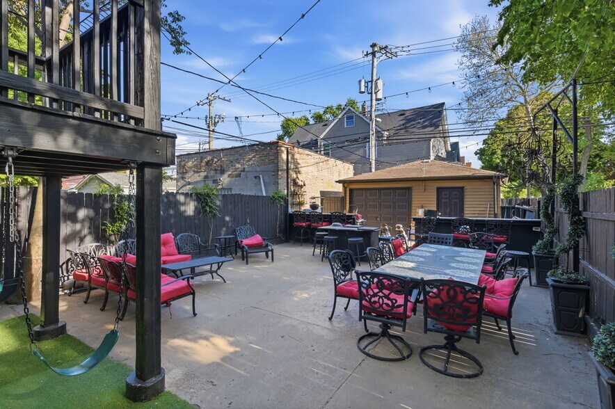 Building Photo - 4159 W Fullerton Ave