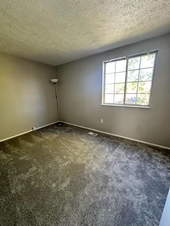 Building Photo - 2-bedroom, 1.5-bathroom townhouse in Imper...