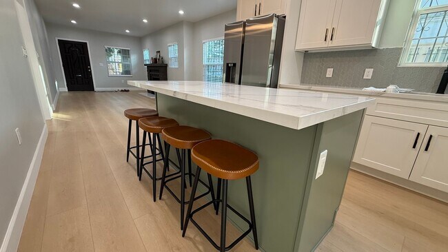 Building Photo - EPIC REA: Charming 2 Bed/ 1 Bath Home in O...