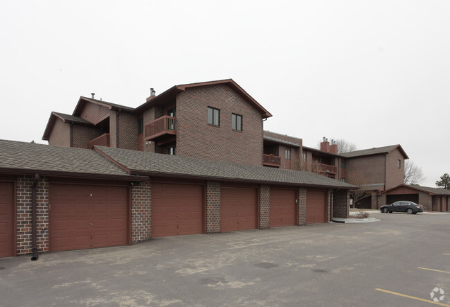 Building Photo - Miracle Hills Park Place