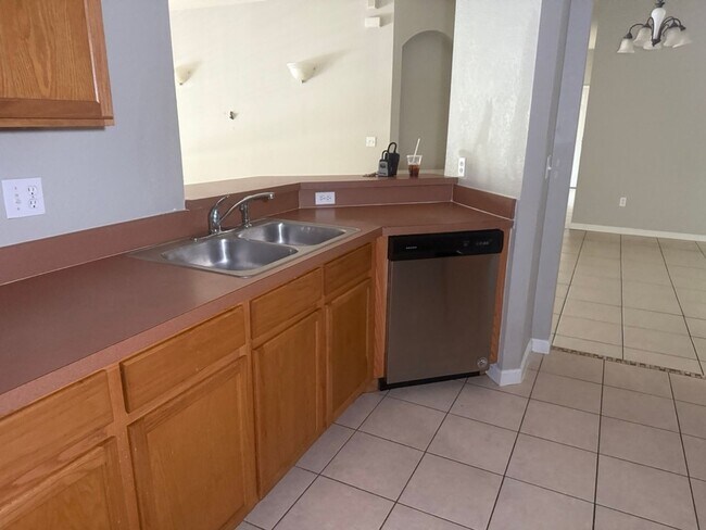 Building Photo - Beautiful 3/2 2nd Floor condo in gated Flo...
