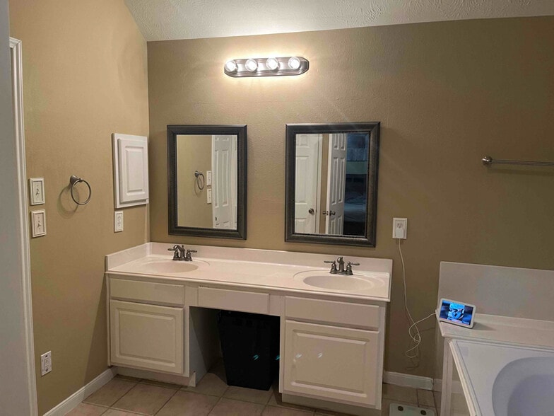 Building Photo - 8207 Fairgrove Park Ct