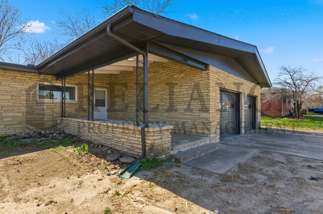 Building Photo - 2541 W Benjamin Dr