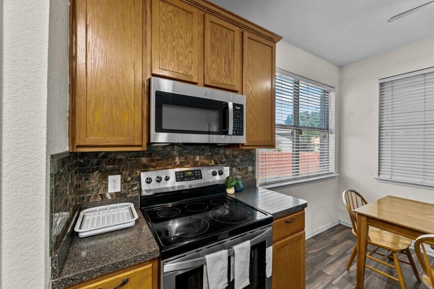 Building Photo - Stunning Fort Worth home in a sought-after neighborhood