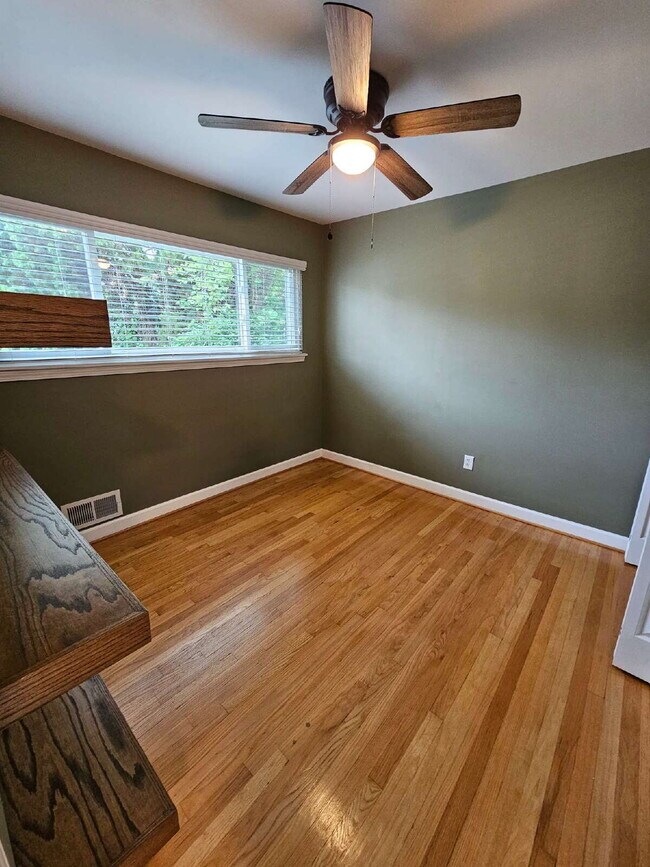 Building Photo - Beautiful 3-Bedroom Ranch in Desirable Northwest Warren, Nice Kitchen, Large Living Room, Finishe...