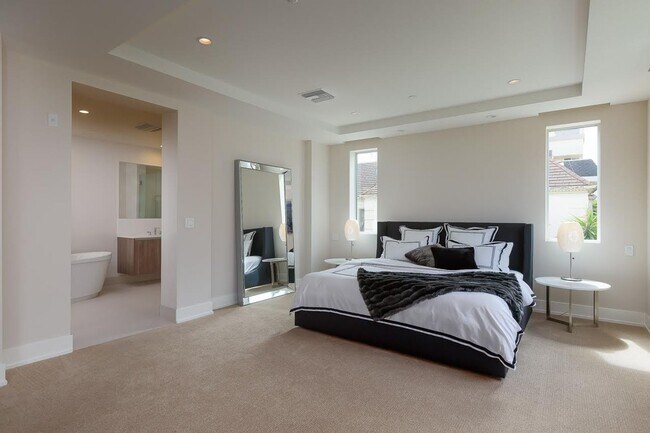 Building Photo - Stunning Ultra-Spacious 3 bed - 3.5 bath Condo in Fabulous Beverly Hills