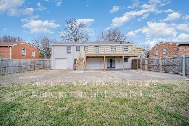Building Photo - 413 Lynn Dr