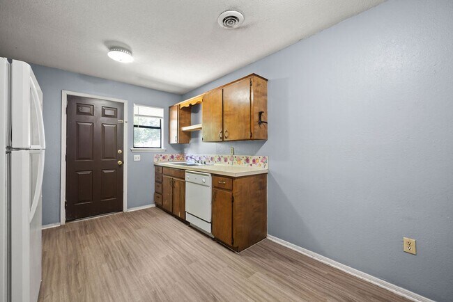 Building Photo - Cute Townhome