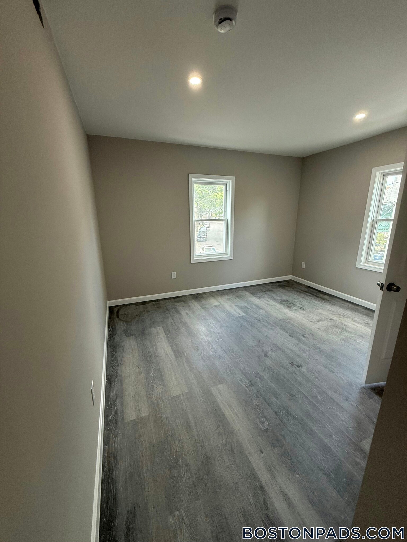 Building Photo - 16 Long Ave