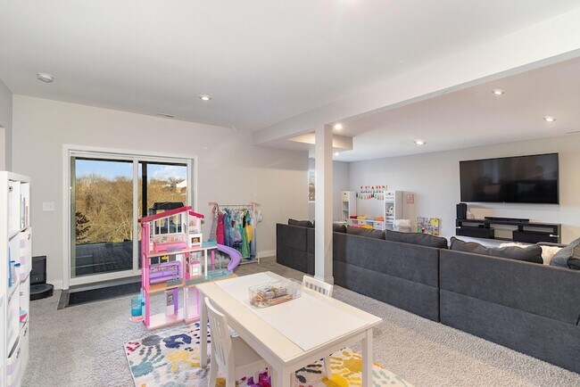 Building Photo - 1890 Williams Rd