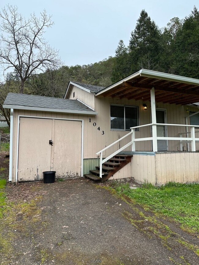 Building Photo - 2 bedroom 1 bath Roseburg duplex off Harvard
