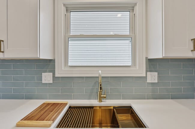 Building Photo - 9705 Oak Park Ave