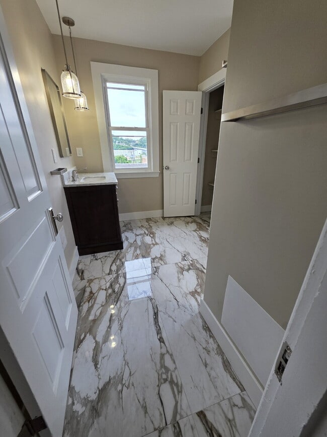 Building Photo - "Spacious 4-Bedroom Gem in Homestead – 2090 Sq Ft of Comfort!"