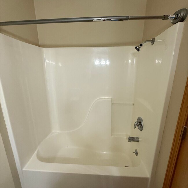 Building Photo - Updated 3 bedroom 2 bathroom home in Clever