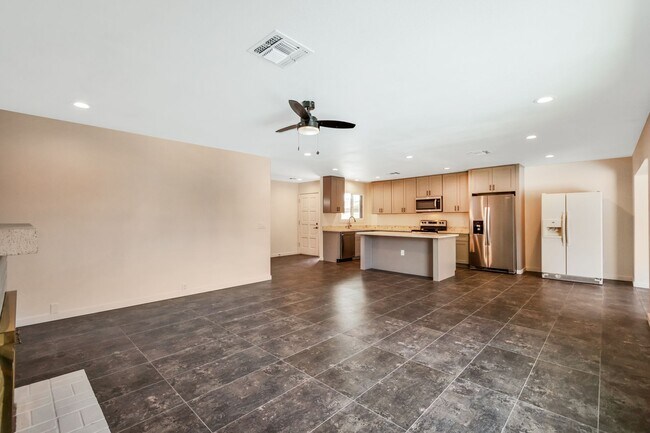 Building Photo - Spacious 6-Bedroom, 3.5-Bath Pool Home Near ASU Campus