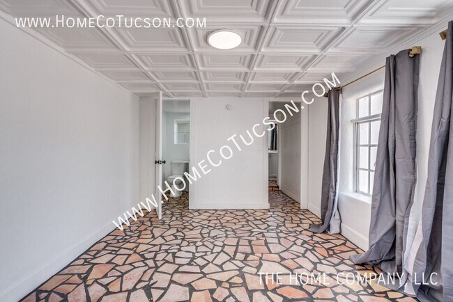 Building Photo - 940 E Florita St