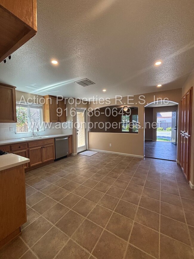 Building Photo - West Roseville LongMeadow 2 Gated, Single ...