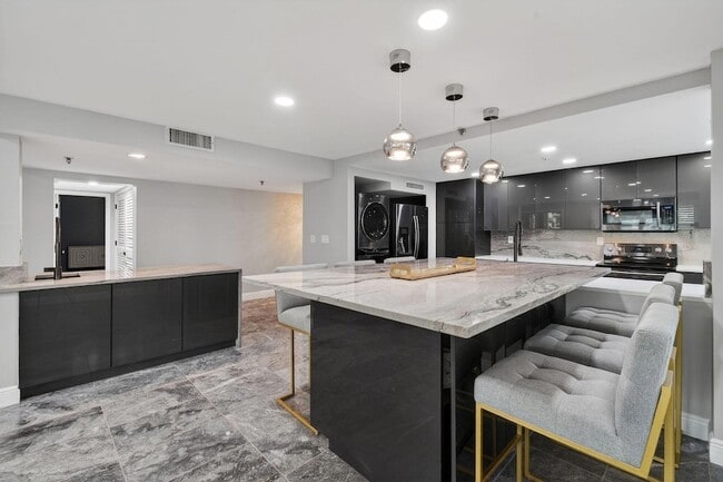 Building Photo - 372 Golfview Rd