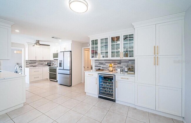 Building Photo - 2180 Dolphin Blvd S