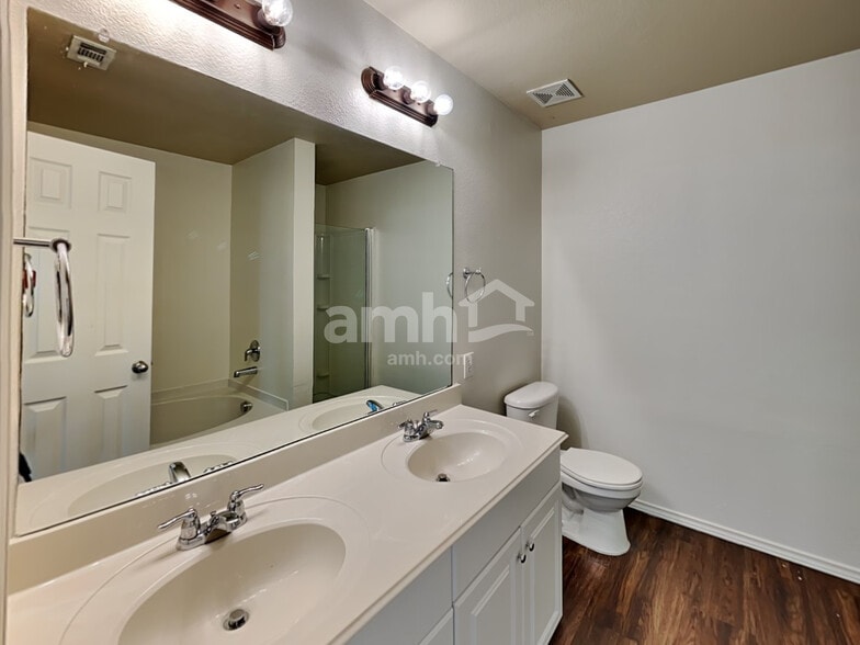 Building Photo - 110 Daisy Dr