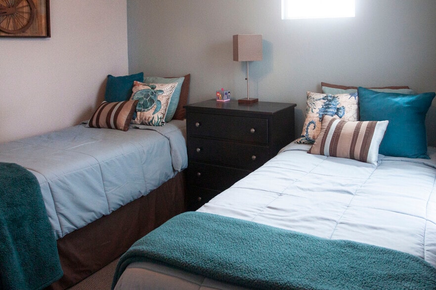 Twin Beds - 9401 Privet Dr