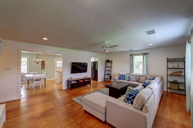 Building Photo - Furnished 4 Bedroom Home in Manteo!