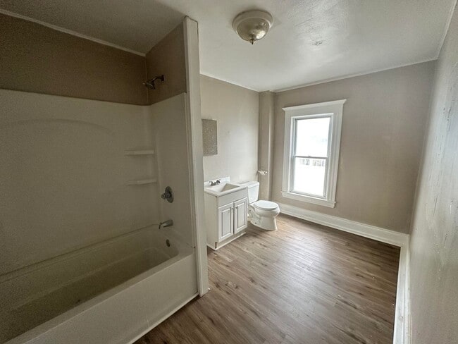 Building Photo - 3 Bedroom | 1 Bathroom | $1,600