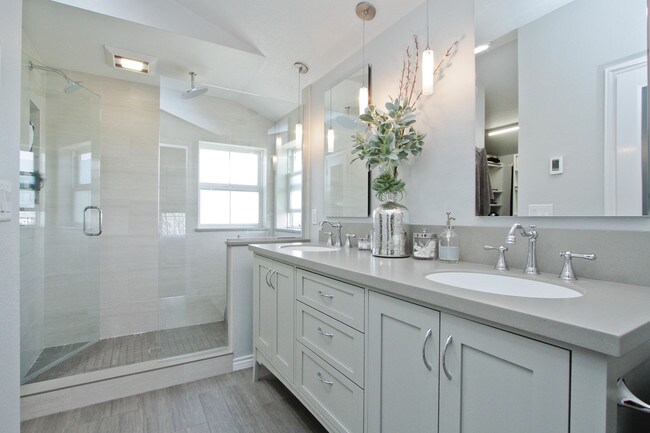 Building Photo - Beautiful 4BD/3.5BA Indian Peaks Home on Golf Course with Views!