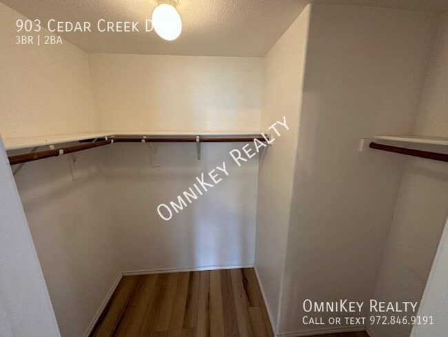 Building Photo - 903 Cedar Creek Dr