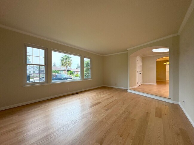 Building Photo - Beautifully Updated 4-Bedroom Home in Prime Mountain View Location!