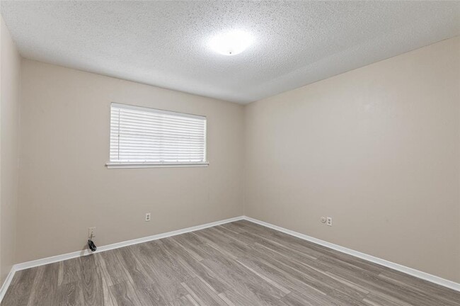 Building Photo - 233 W Tri Oaks Ln