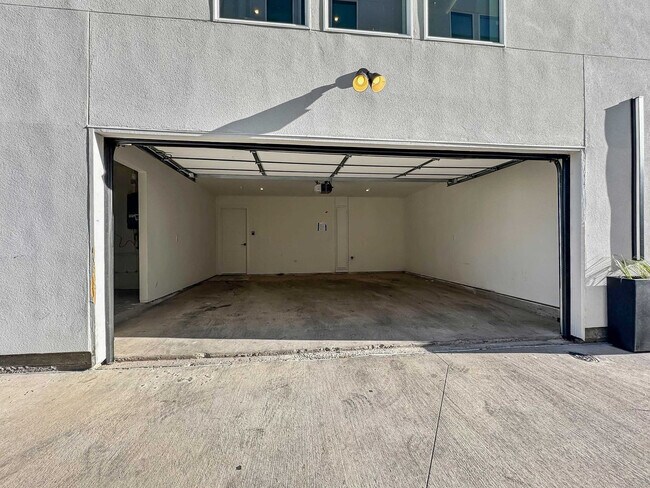 Building Photo - 1731 N Fitzhugh Ave