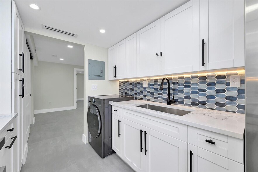 Building Photo - 6725 Harding Ave