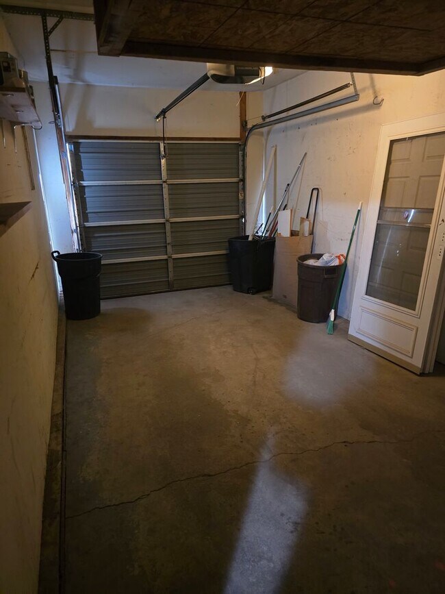 Building Photo - Cute end unit townhome 3-bedroom 2 baths in Thornton.